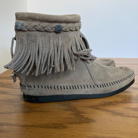 Minnetonka Suede Fringe Moccasin Booties Women's Size 6.5 Tan Suede - Picture 2 of 9